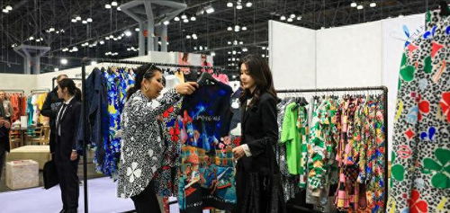 韩第一夫人纽约时装展优雅亮相，时尚穿搭引热议